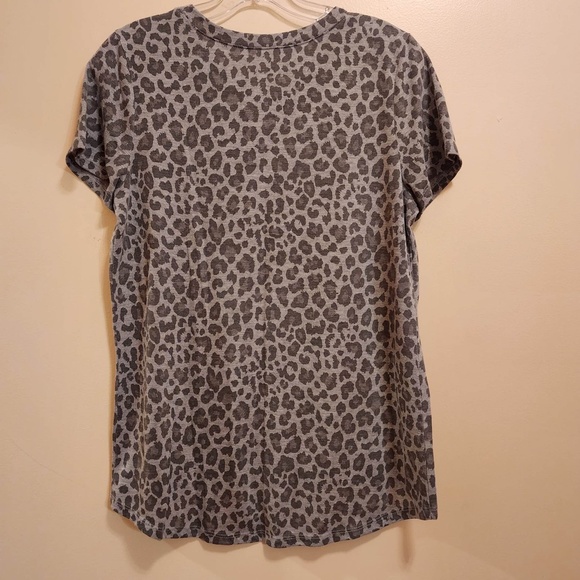 Zoe + Liv Gray Cheetah Top L - Picture 3 of 3